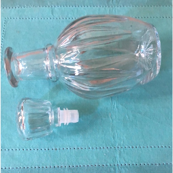 VINTAGE CLEAR PRESSED GLASS DECANTER - Picture 4 of 7